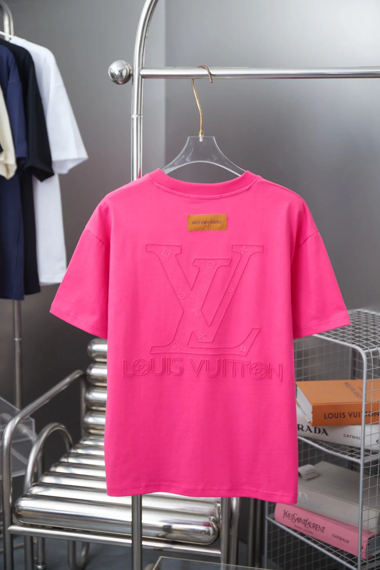 🅿️190 1V 25SS early spring new style Toothbrush embroidered logo short sleeves Light luxury essential item for daily commuting for men and women Correct version Welcome to compare Detailed features · 320g 100% pure cotton double yarn jersey fabric · Custom dyed in the same vat, special thickened 32 pieces double-strand 1X1 thread · Imported Tajima machine machine embroidery, toothbrush embroidered logo embroidery pattern + three-dimensional burnt flowers · Double-needle sewing and cross-seam technology · Original main mark, washed tag, brand moisture-proof paper packaging Color: black/white/pink Size: S/M/L/XLI